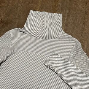 Athleta Women’s L-sleeve Flurry Base Layer Turtle Neck Top Gray White Size Small